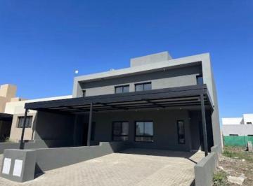 Casa de 5 ambientes, Córdoba · Docta 3 Dorm en Suite + Cochera Doble - Entrega y Cuotas.