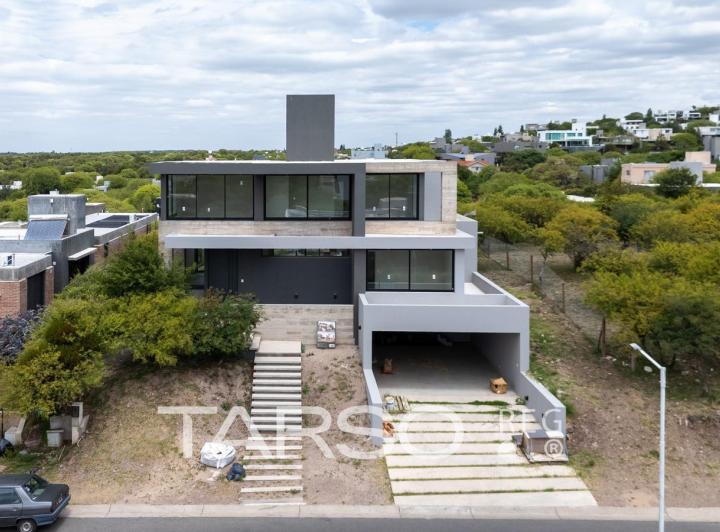 Casa · 450m² · 10 Ambientes · 3 Cocheras