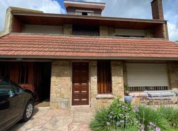 Casa · 150m² · 5 Ambientes · 4 Cocheras · Chalet 4 Ambientes con Playroom en Hernandarias y Los Platanos