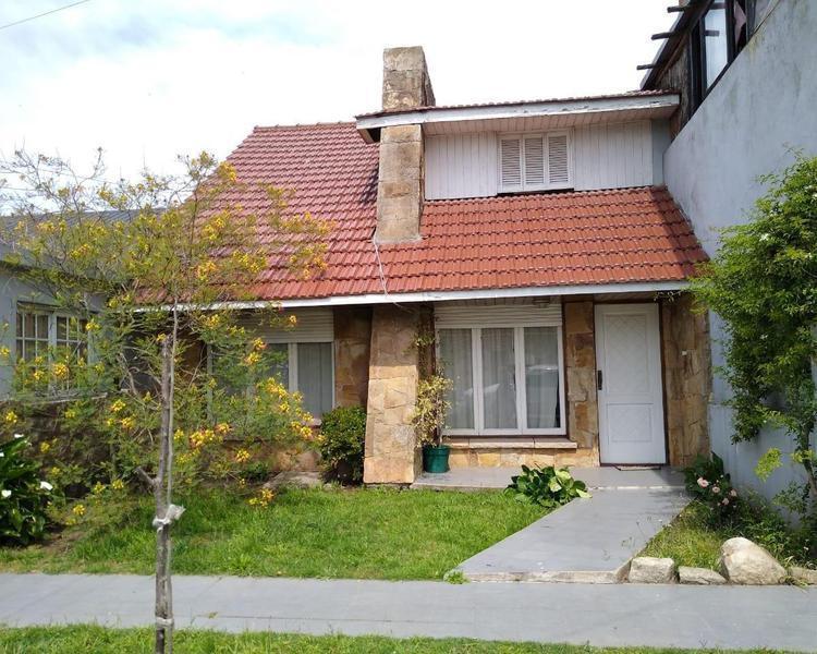Casa 5 amb, 170m² con garage y quincho — Bosque