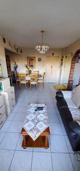 Living comedor, cocina comoda con barra, dos dormitorios con placard, baño