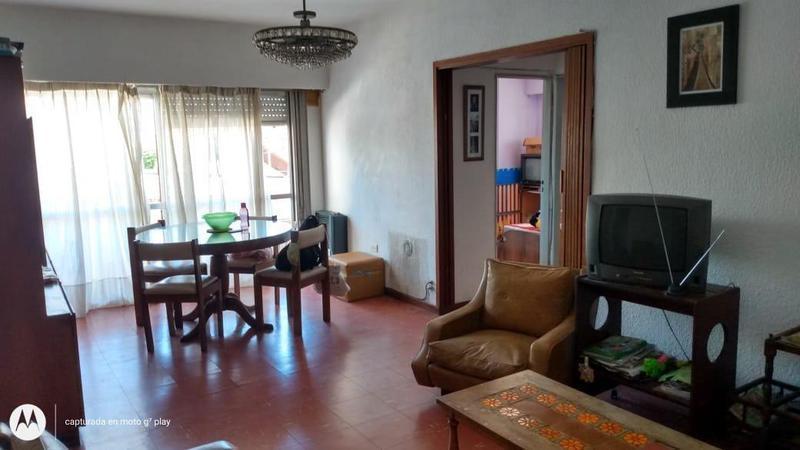 Living comedor, cocina con lavadero, dos dormitorios, baño a reciclar