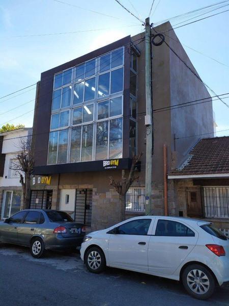 Propiedad en block con vivienda y local comercial – 120m²