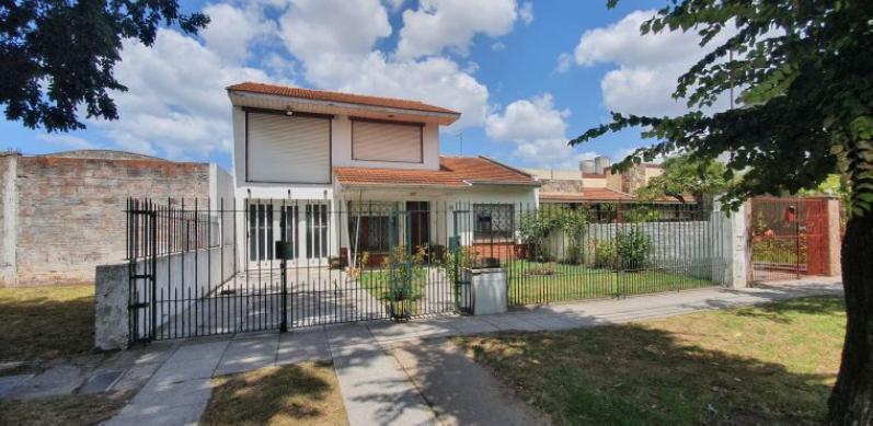Casa 4 amb, 200m² con cochera y jardín — Magnasco