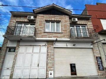 Casa · 433m² · 4 Ambientes · 10 Cocheras · Galpón de Cocheras con Local y Vivienda de 4 Ambientes en Italia y Roca