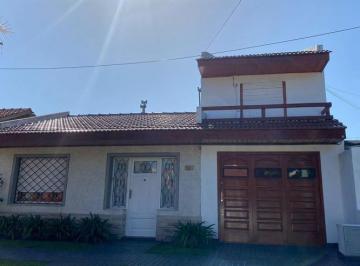 Casa · 150m² · 5 Ambientes · 2 Cocheras · Chalet 5 Ambientes con Garage Doble en Neuquén y Berutti