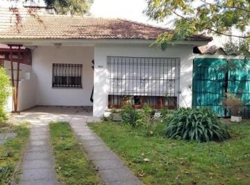 Casa · 71m² · 3 Ambientes · 1 Cochera · Chalet 3 Ambientes con Parquee y Garage Sobre Lote de 380 m² en Bosque Alegre