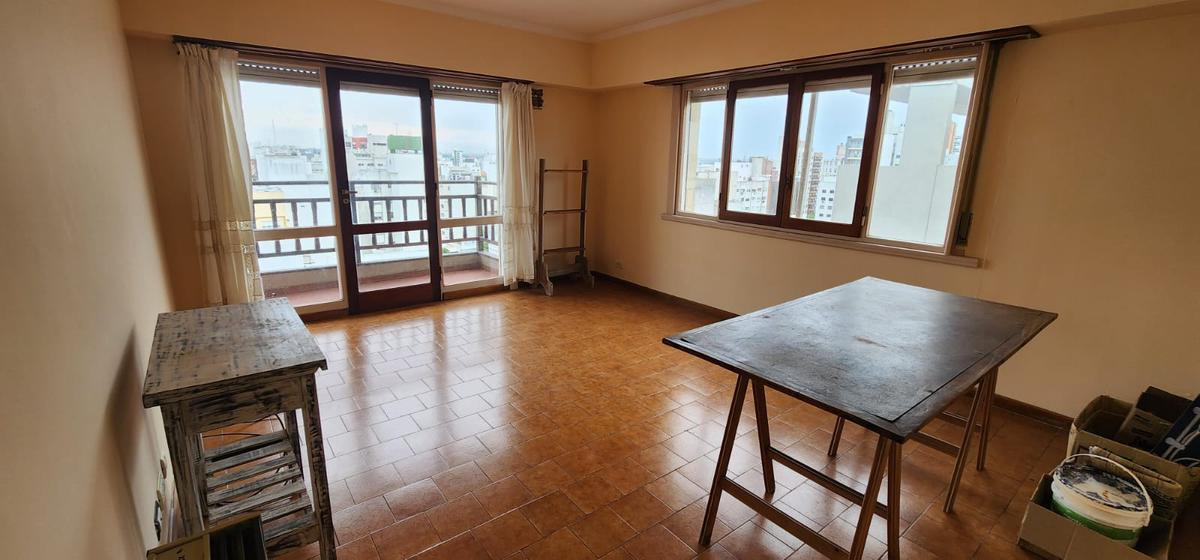 Living comedor con balcon a la calle, cocina con lavadero, dormitorio con placard, baño