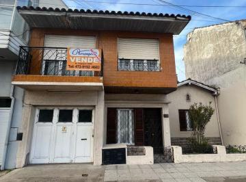 Casa · 200m² · 4 Ambientes · 2 Cocheras · Propiedad en Block en Talcahuano Al 200