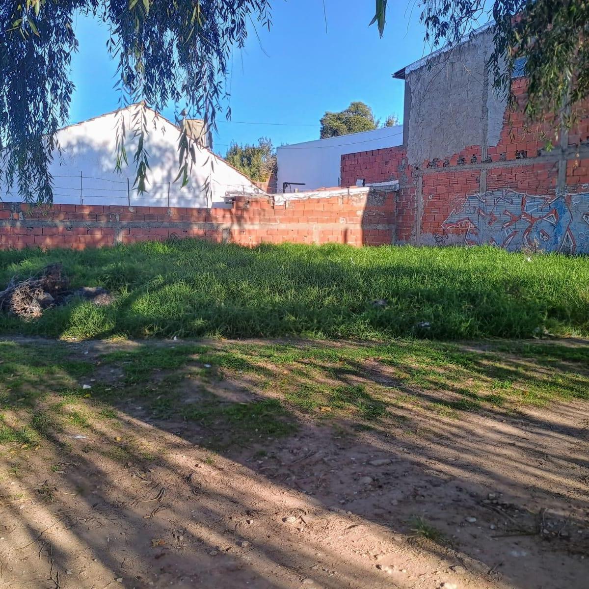 Lote en esquina de 206m2Polonia y Napoles