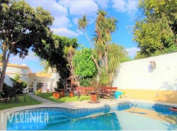 Casa · 182m² · 4 Ambientes · 2 Cocheras · Casa en Venta con Pileta