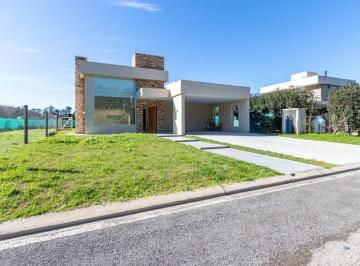 Casa · 161m² · 5 Ambientes · 2 Cocheras · Casa en Alquiler Dos Dorm. a Estrenar - Azahares del Paraná