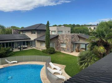 Casa de 9 ambientes, Ciudad de Mendoza · Casa 5 Dorm. 1.000 m² Cubiertos en Barrio Dalvian, Mendoza