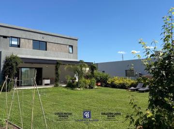 Casa · 193m² · 5 Ambientes · 2 Cocheras · Venta de Casa 5 Ambientes en Santa Elisa, Pilar del Este