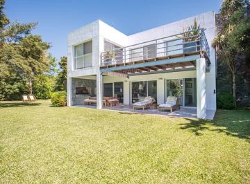 Casa · 240m² · 3 Dormitorios · 1 Cochera · Casa en Alquiler de 3 Dorm. en Barrio El Golf