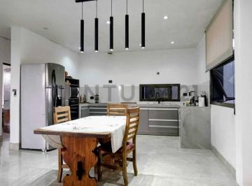 Casa · 260m² · 5 Ambientes · 3 Cocheras · Se Vende Casa. Lujan de Cuyo