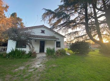 Casa · 150m² · 4 Ambientes · 1 Cochera · Casa en Venta en Sourigues con Amplio Jardin