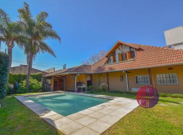 Casa · 240m² · 7 Ambientes · 2 Cocheras · Impecable Chalet Lote de 500 m²