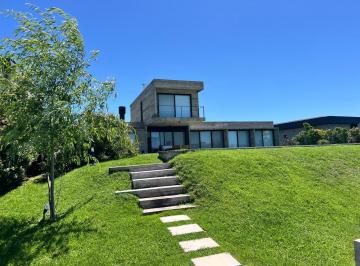 Casa · 210m² · 5 Ambientes · 2 Cocheras · Venta - Casa - 5 Ambientes - San Sebastian Area 6
