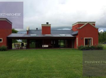 Casa · 137m² · 4 Ambientes · 1 Cochera · Casa en Lujan