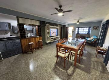 Casa · 170m² · 9 Ambientes · 1 Cochera · Espectacular Casa en Venta en Granadero Baigorria de Dos Plantas con Jardin y Pileta