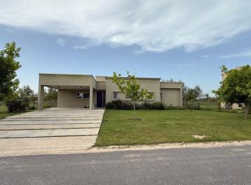 Casa de 4 ambientes, Escobar · Barrio El Naudir. Casa en Venta en Una Planta, Cuenta con 4 Ambientes y Piscina