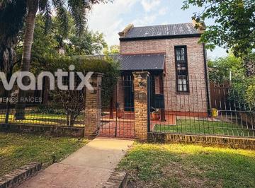 Casa · 176m² · 8 Ambientes · 2 Cocheras · Casa de Categoría con Pileta y Quincho – Ubicación Privilegiada