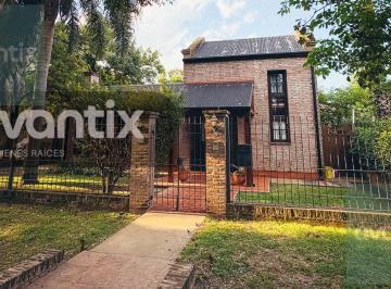 Casa · 176m² · 8 Ambientes · 2 Cocheras · Casa de Categoría con Pileta y Quincho – Ubicación Privilegiada