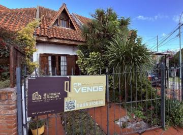 Frente exterior · En Venta - Duplex de 3 Ambientes con Entrada de Auto y Patio con Parrilla en Villa Primera