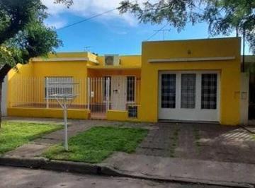 Casa · 105m² · 3 Ambientes · 1 Cochera · Casa Chalet en Venta en Llavallol, Lomas de Zamora, G. B. a. Zona Sur