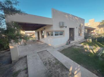 Casa · 130m² · 4 Ambientes · 4 Cocheras · Casa de 2 Dormitorio, Quincho de 1 Dormitorio y Piscina
