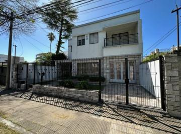 Casa · 180m² · 5 Ambientes · 2 Cocheras · Casa de 4 Dorm. a La Venta en Rosario