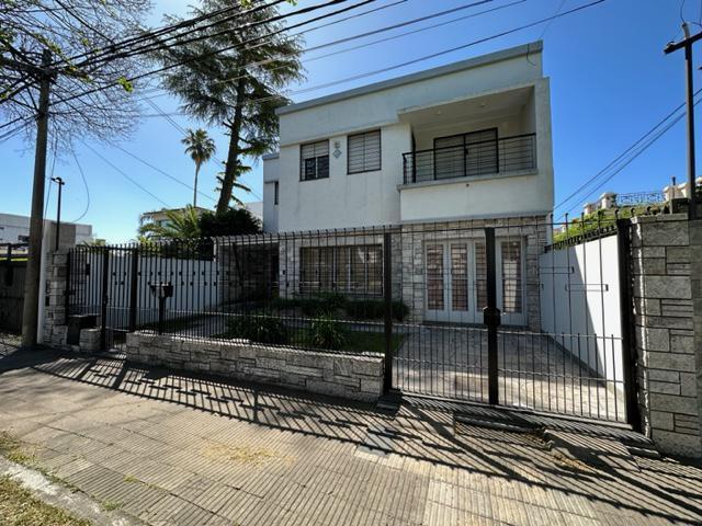 Casa · 180m² · 5 Ambientes · 2 Cocheras