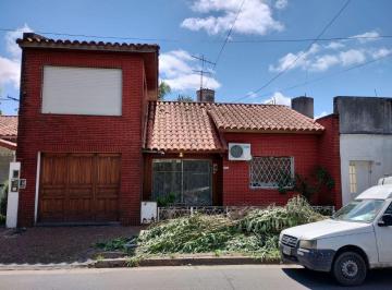 Casa de 3 ambientes, La Matanza · Chalet de 3 Ambientes con Garage y Fondo Libre