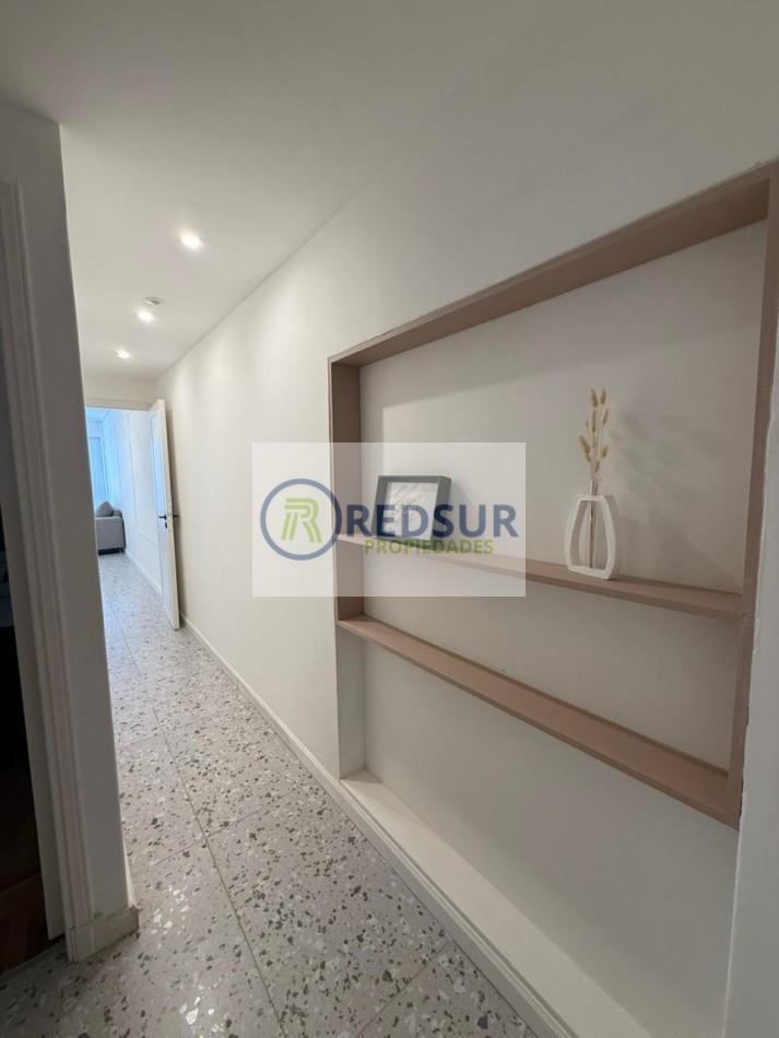 Amplio living comedor con balcón saliente a la calle y vista lateral a la plaza y al mar