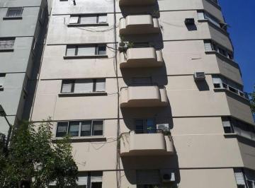 Departamento de 4 ambientes, Recoleta · Excelente Piso en Esquina, Vista Abierta, Luz y Sol!