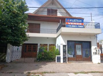 Casa · 300m² · 4 Ambientes · 2 Cocheras · Casa en Venta de 4 Ambientes Apto Crédito, Moron Sur.