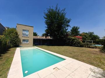 Casa · 160m² · 4 Ambientes · 2 Cocheras · Casa con Pileta en Santa Guadalupe Pilar del Este