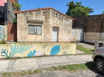 Casa · 140m² · 3 Ambientes · 2 Cocheras · Lote con Vivienda Para Demolición en Hurlingham