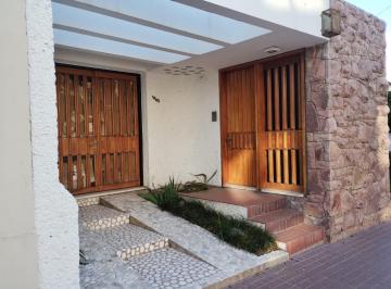 Casa · 225m² · 8 Ambientes · 3 Cocheras · Venta - 3 Dorm. - General Paz