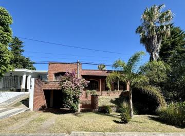 Casa · 252m² · 3 Ambientes · 1 Cochera · Colonia - Venta Casa Muy Bien Ubicada, de 2 Dorm. y Piscina