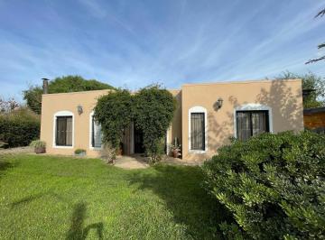 Casa · 164m² · 3 Dormitorios · 1 Cochera · Casa en Venta - Carmelo - Zona Norte