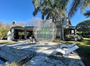 Casa · 403m² · 8 Ambientes · 2 Cocheras · Uso Comercial - Lote de 6328 m² - Sobre Av Recta Martinolli - Desarrollo Inmobiliario - Alquiler