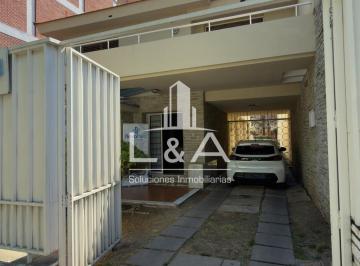 Casa de 6 ambientes, Salta · En Venta Casa con 4 Dorm. y Local Comercial en Centro Ciudad