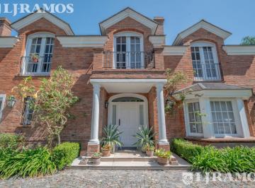 Casa · 633m² · 5 Dormitorios · 2 Cocheras · Impecable Casa en Venta en Las Lomas de San Isidro