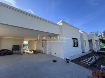 Casa · 212m² · 5 Ambientes · 2 Cocheras · Casa en Venta 5 Ambientes Barrio San Roque Comarcas Luján