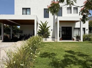 Casa · 210m² · 6 Ambientes · 2 Cocheras · Casa en Venta Tres Dorm. en Acacias Puertos