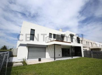 Casa · 80m² · 3 Ambientes · 2 Cocheras · Casa en Venta en Gonnet Tipo Duplex en Complejo Cerrado - Ultimos Meses de Obra