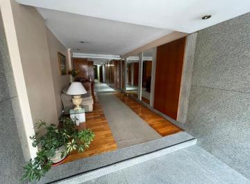 Departamento de 4 ambientes, Avellaneda · 4 Ambientes - Frente Plaza Alsina - Oportunidad