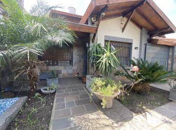 Casa · 248m² · 5 Ambientes · 1 Cochera · Casa Venta 5 Ambientes Villa Tesei Pileta Quincho